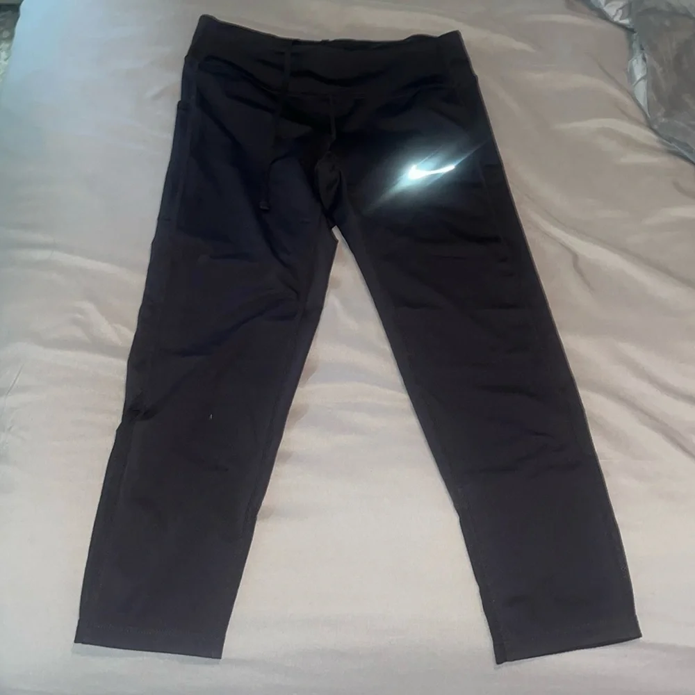 NIKE DRI FIT CROPPED LEGGINGS